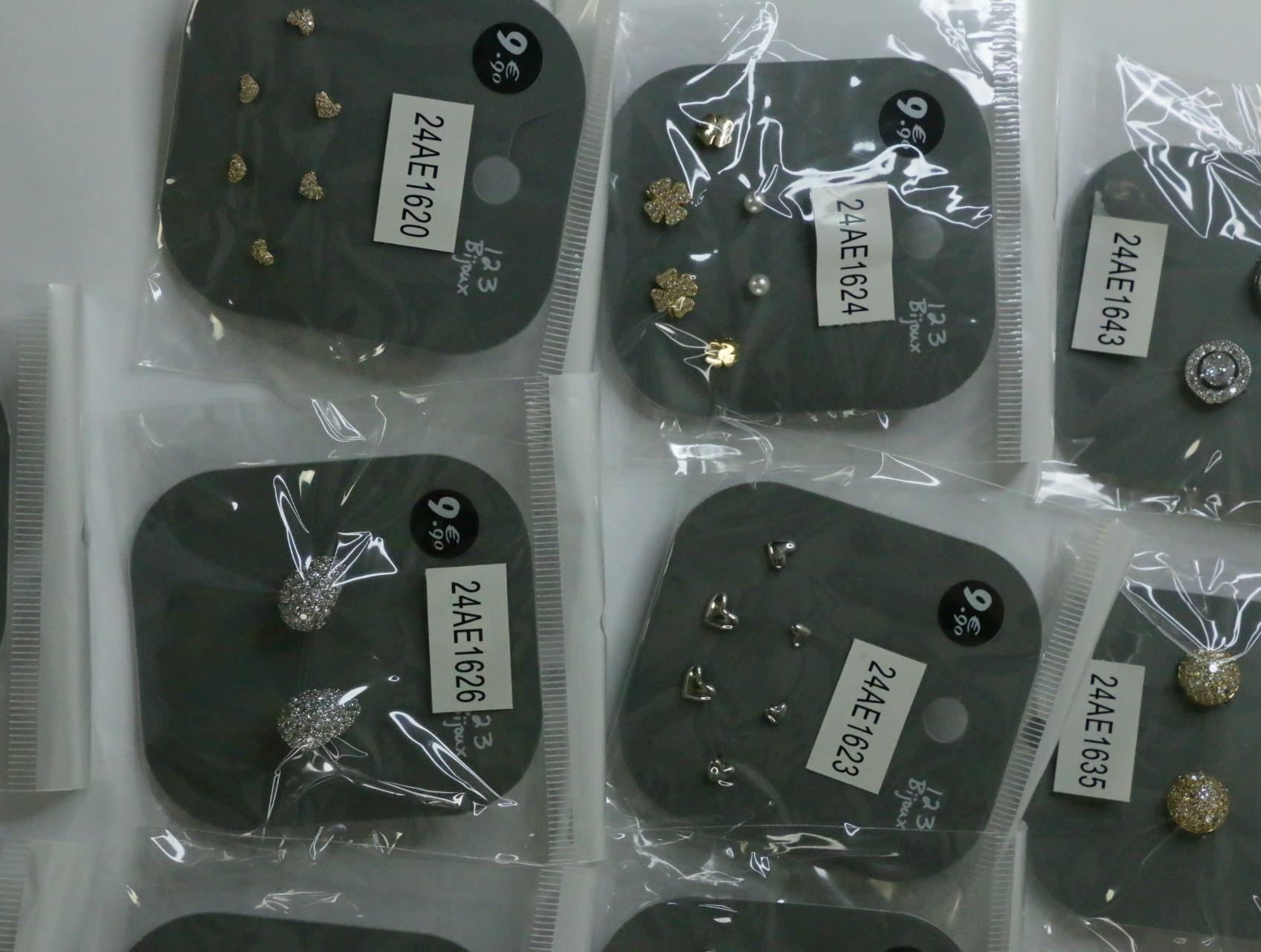 Surtido de pendientes con flores, corazones y detalles brillantes — lote de bisutería originales, detalle del acabado · Lotes Bisutería (LT072)