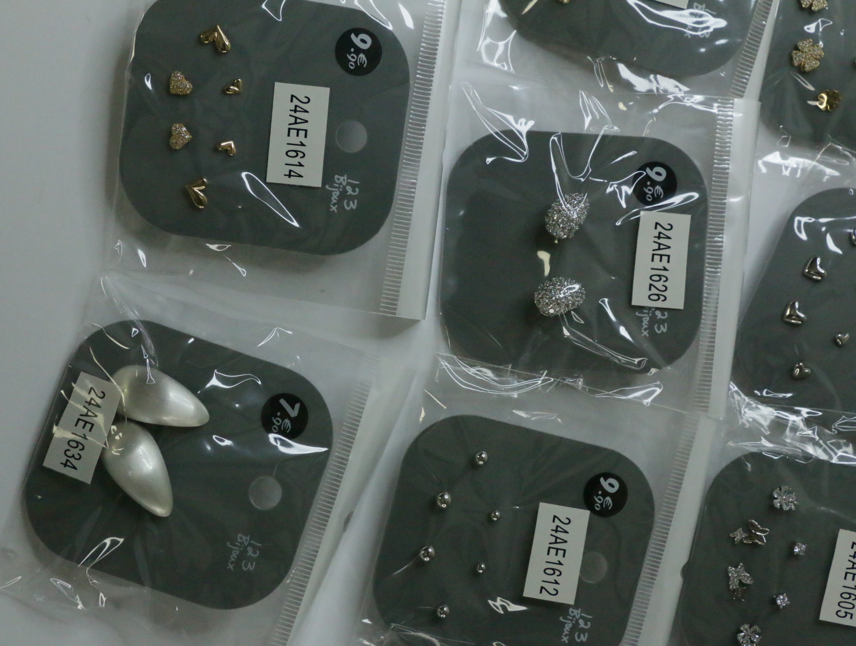 Pendientes brillantes, diseños pequeños y gotas de efecto perla — lote de bisutería online, vista principal · Lotes Bisutería (LT072)