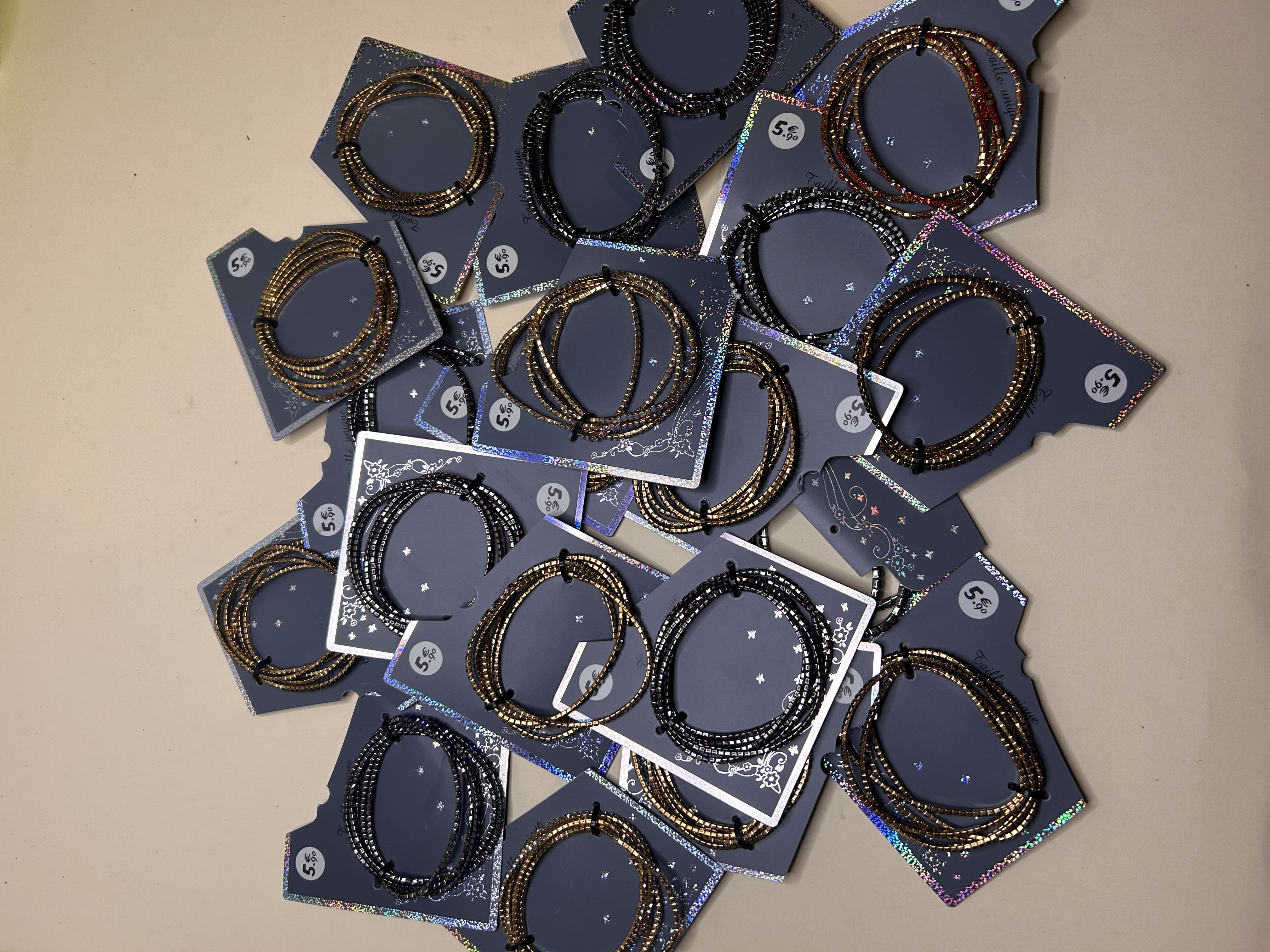 Vista superior de varias pulseras de cuentas brillantes en tarjetas