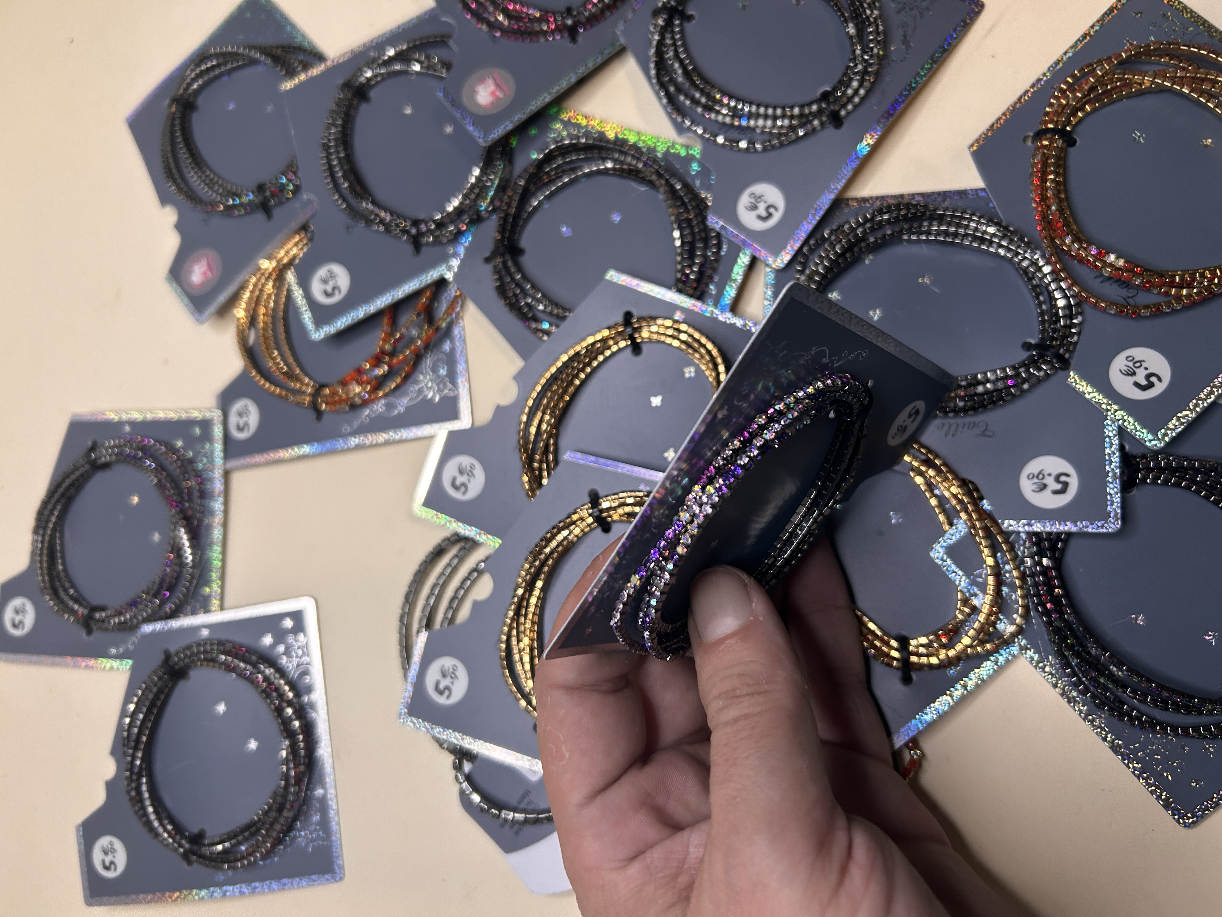 Surtido de pulseras de cuentas brillantes, destacando opciones metálicas y coloridas